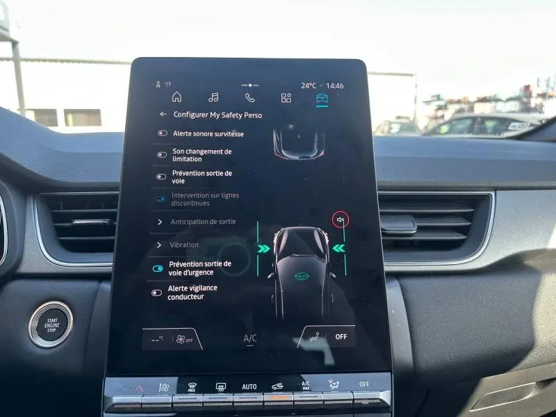 Vue intérieure centrée sur l’écran tactile du tableau de bord du Renault Captur 2025, affichant les aides à la conduite.