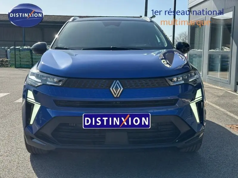 Vue frontale d'un Renault Captur 2025 Bleu Iron/Noir Étoilé avec éclairage LED distinctif et calandre noire.