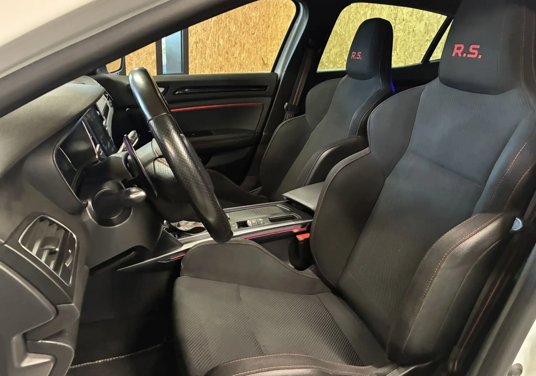 Gros plan sur la roue avant droite noire à jante ajourée de la Renault Mégane IV RS 280 blanche avec étrier Brembo visible.