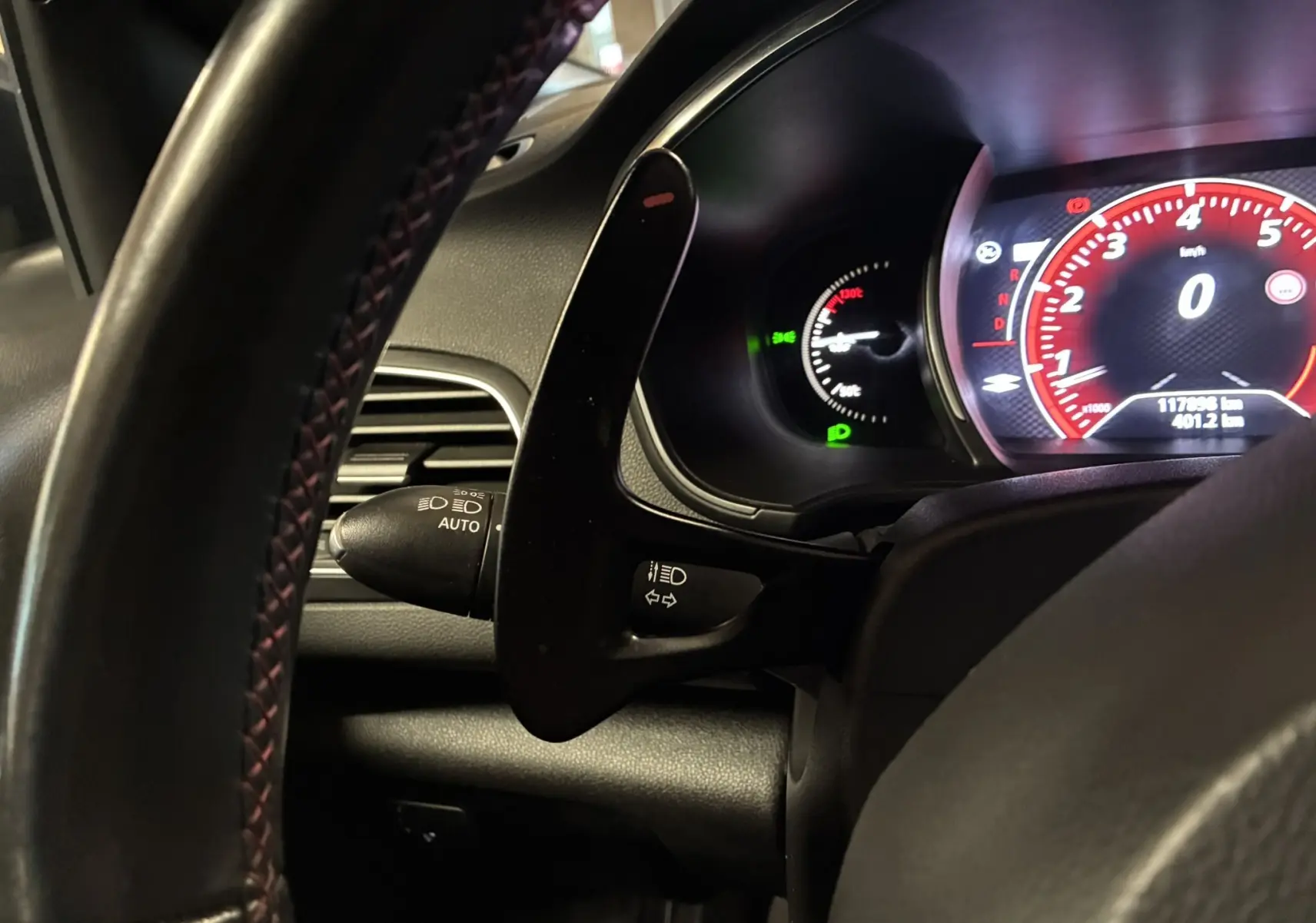 Vue rapprochée du tableau de bord numérique rouge et noir de la Renault Mégane IV RS 280 EDC6 affichant 117898 km.