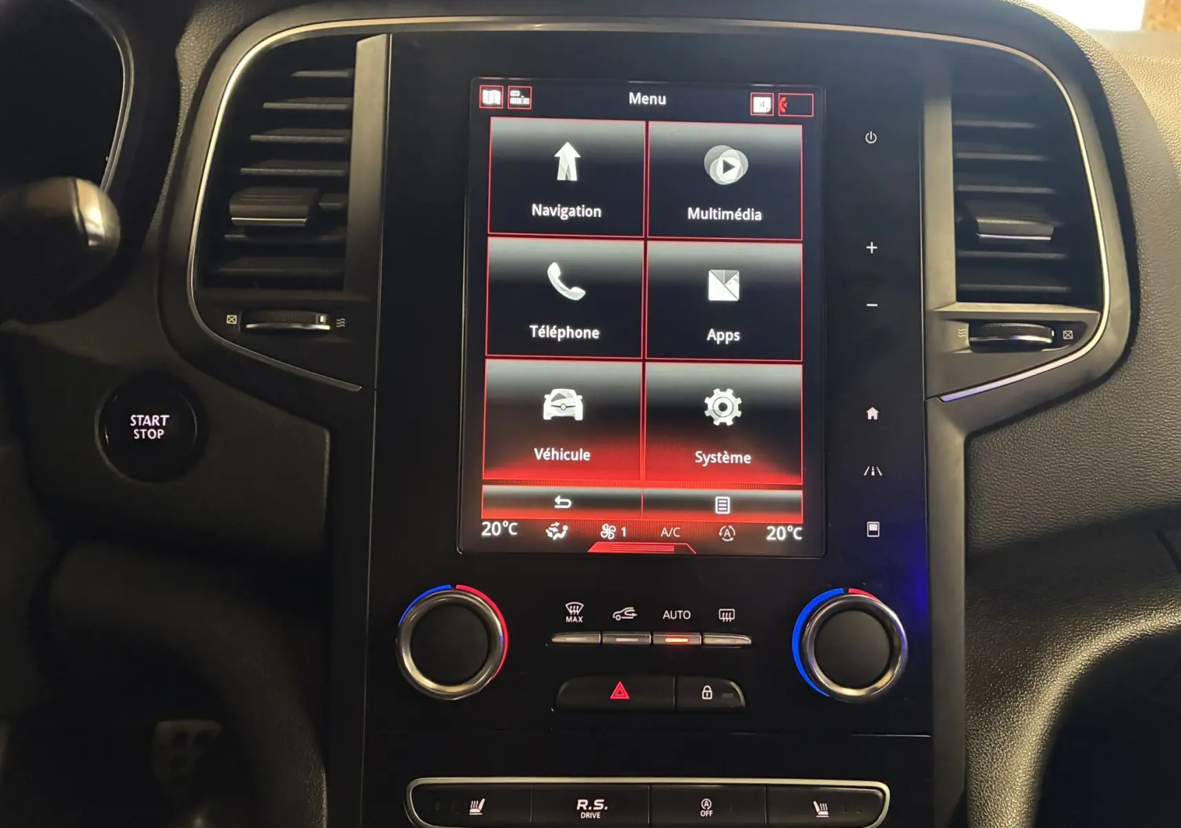 Vue rapprochée du volant en cuir perforé noir de la Renault Mégane IV RS 280 EDC6 avec commandes intégrées.