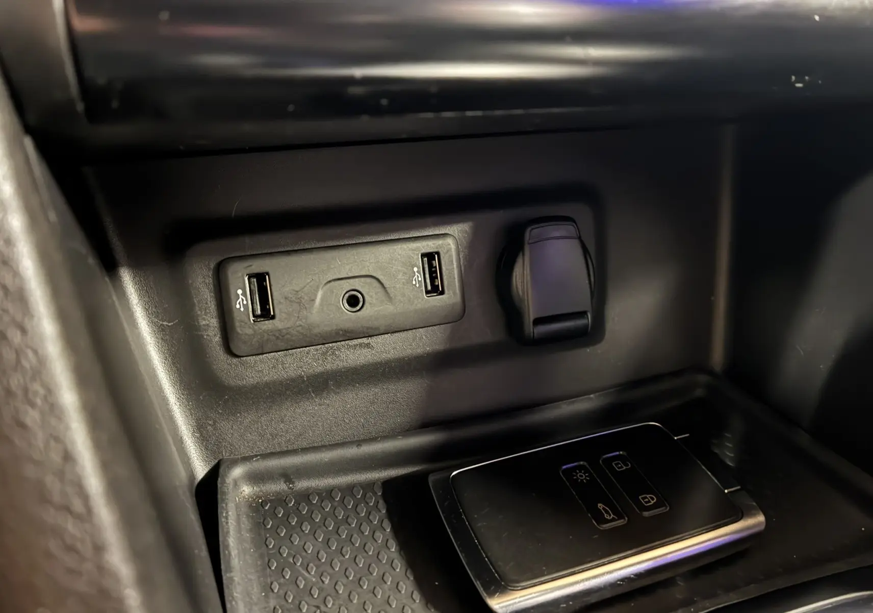 Vue rapprochée de la console centrale de la Renault Mégane IV RS 280 EDC6 blanche, avec écran tactile et commandes climatisation.