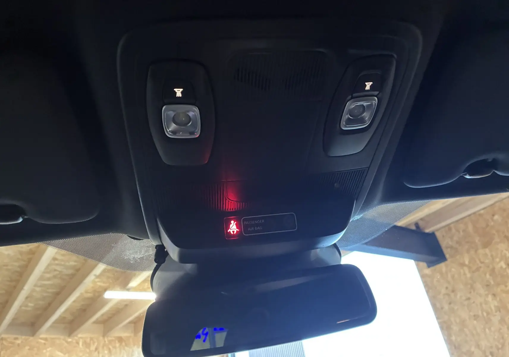 Gros plan sur la console centrale de la Renault Mégane IV RS 280 blanche, avec commandes climatisation et bouton R.S. Drive.