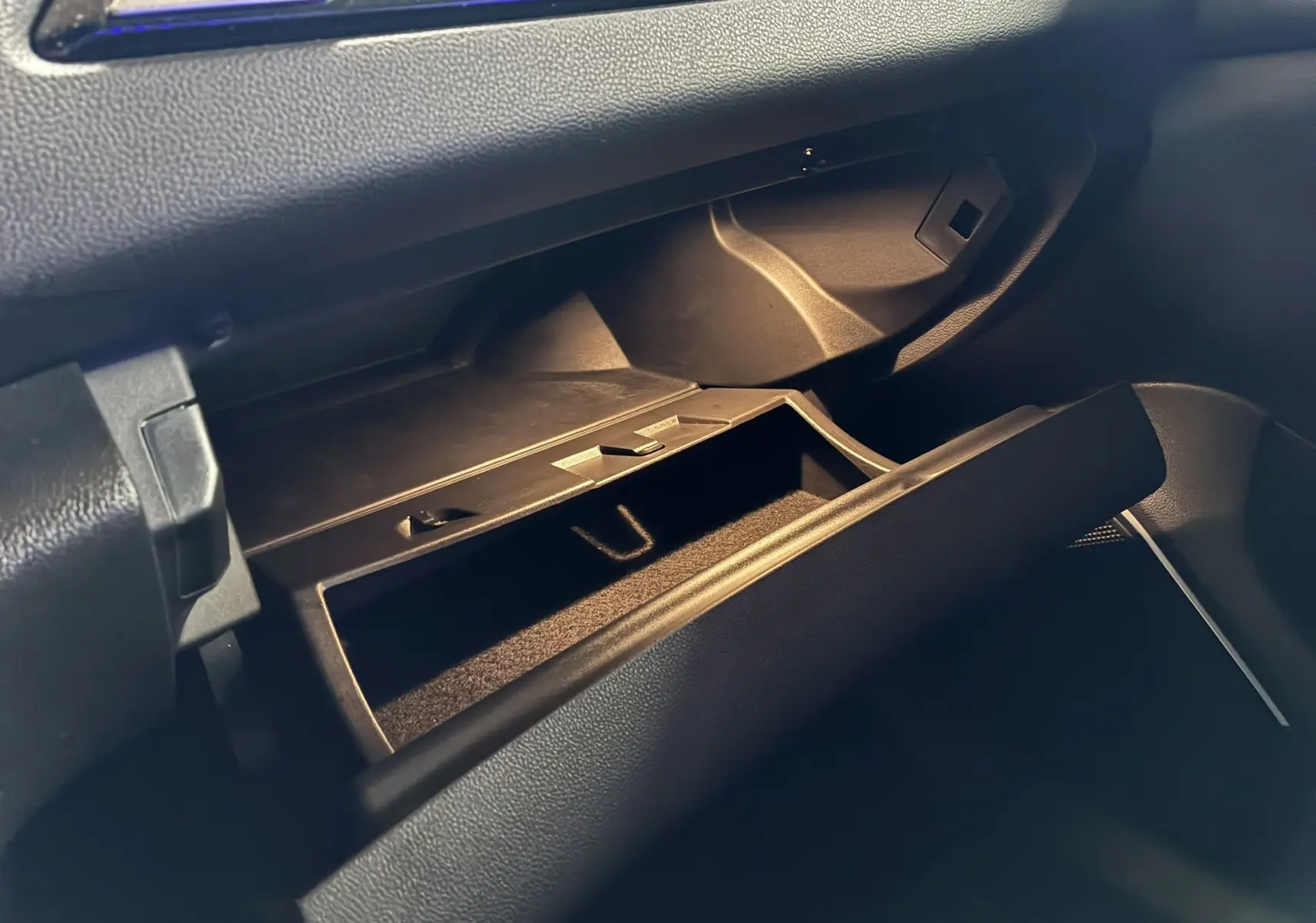 Gros plan sur la console centrale de la Renault Mégane IV RS 280 EDC6, montrant deux ports USB, une prise 12V et une clé électronique noire.