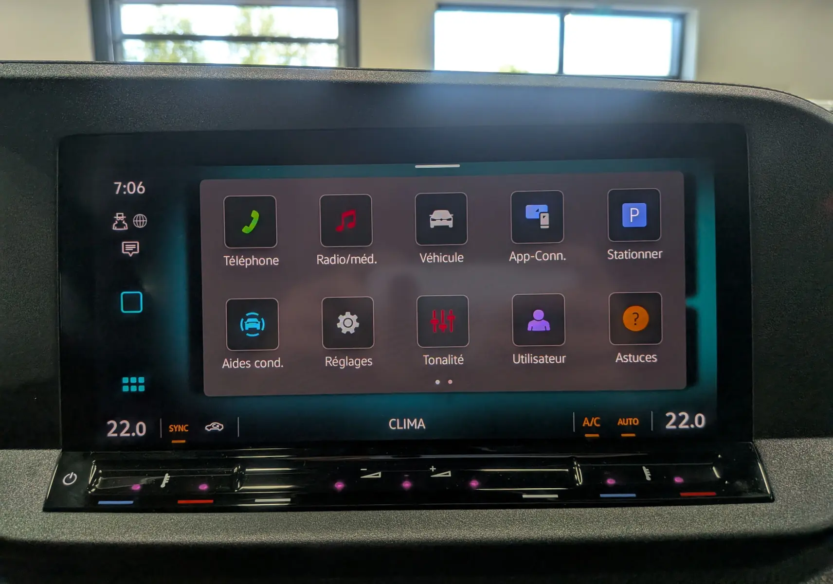 Écran tactile central du Volkswagen Caddy 2025 affichant les options de connectivité et climatisation, intérieur noir.