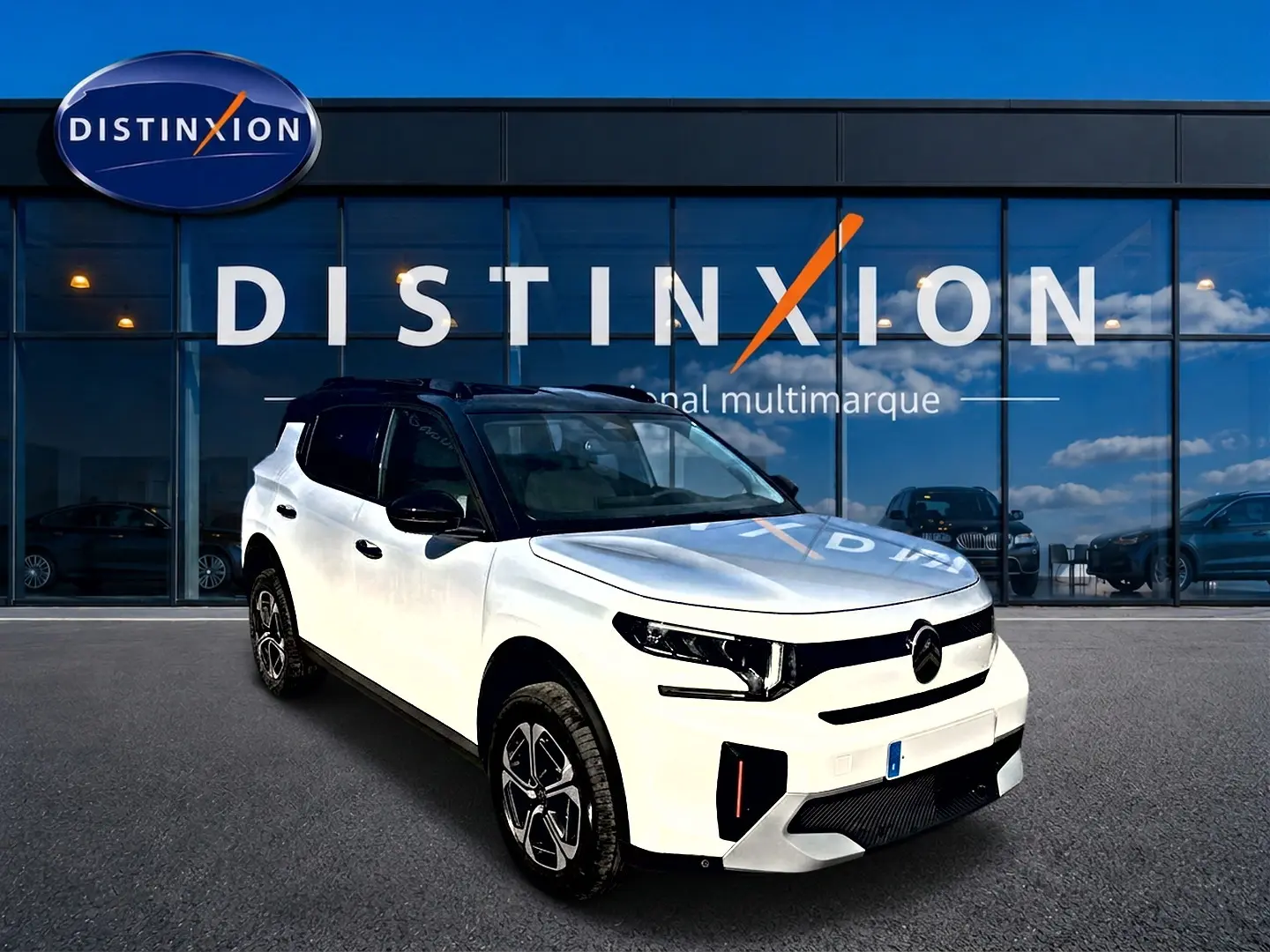 Citroën C3 Aircross blanc vue 3/4 avant droit avec toit noir devant vitrine Distinxion.