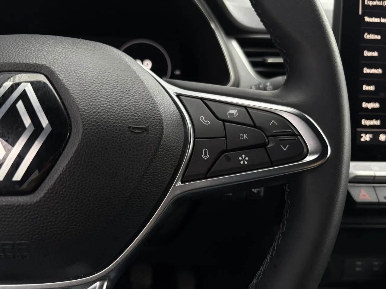 Gros plan sur le volant du Renault Captur 2025, montrant les commandes multifonctions à droite et une partie de l'écran tactile.