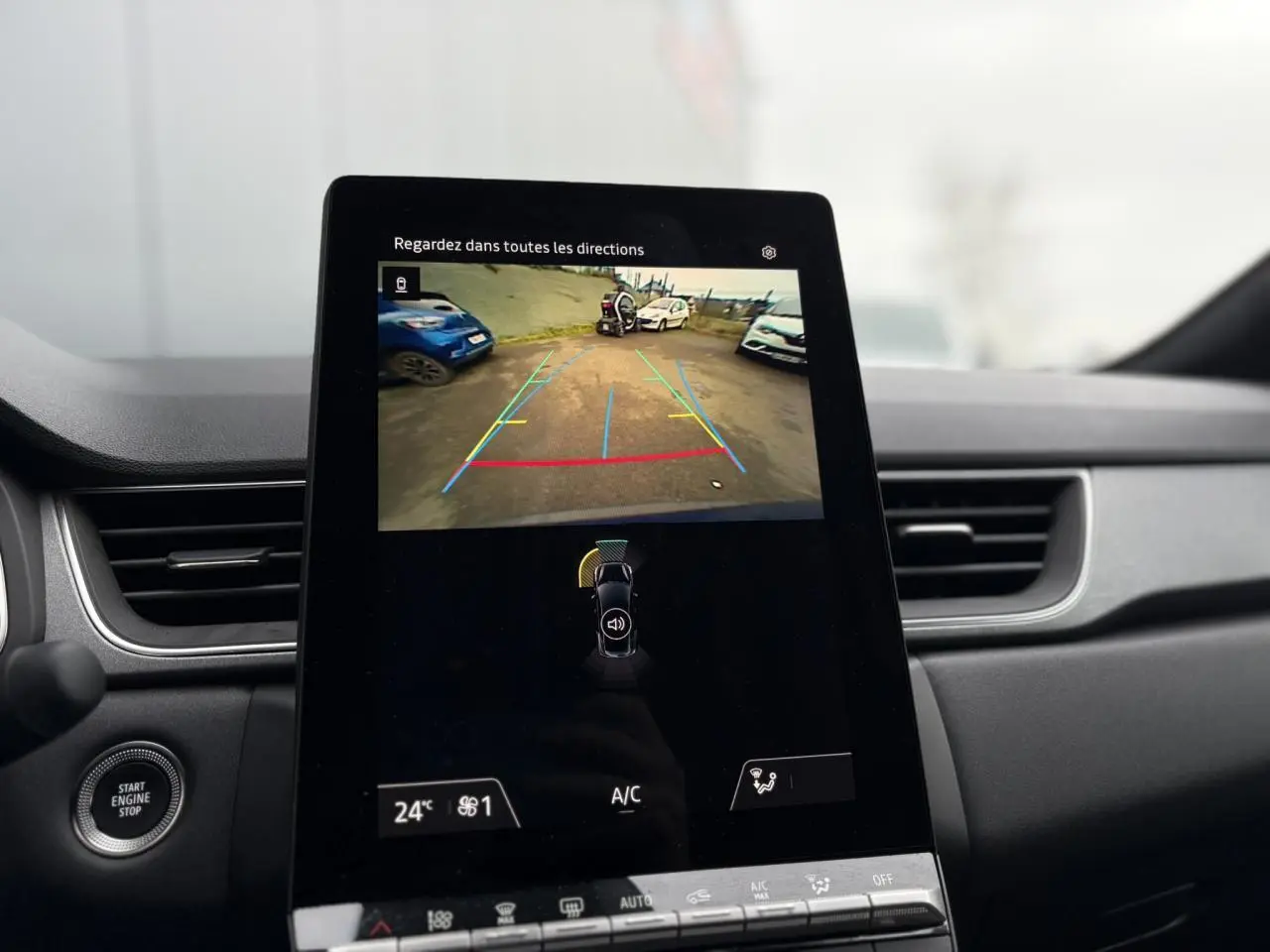 Écran central du Renault Captur 2025 montrant la caméra de recul avec vue arrière et tableau de bord noir.