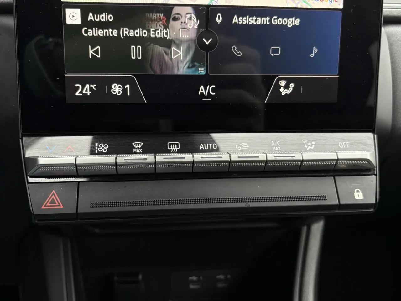 Gros plan sur la console centrale du Renault Captur 2025, mettant en valeur l’écran tactile OpenR Link et les commandes climatisation.