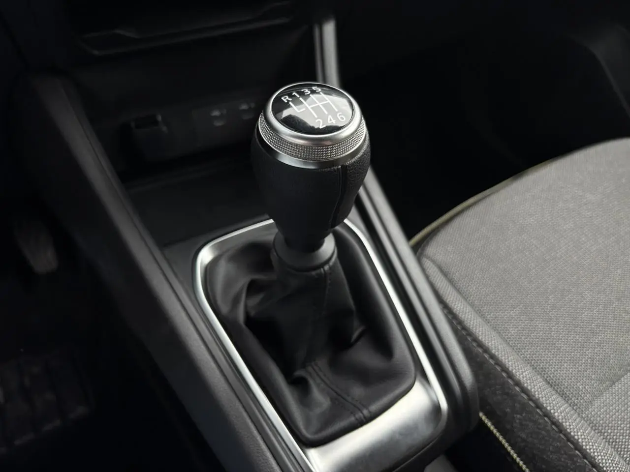 Le levier de vitesse manuel noir du Renault Captur 2025 vu en gros plan côté console centrale.