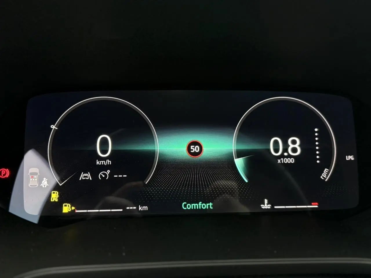 Tableau de bord numérique 10 pouces du Renault Captur 2025 affichant la vitesse, régime moteur et mode de conduite Comfort.