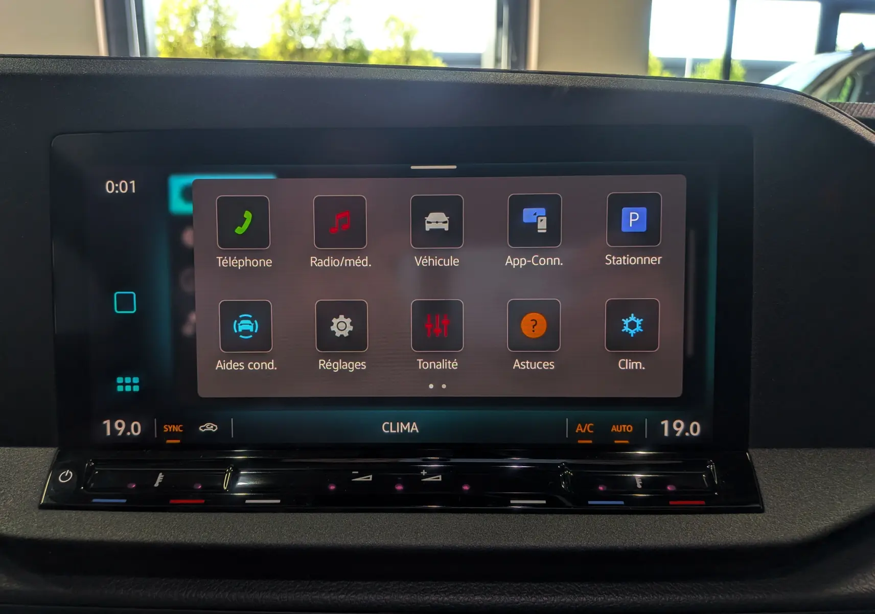 Écran tactile central du Volkswagen Caddy 2.0 TDI 2025 affichant le menu principal avec commandes climatisation à 19°C.