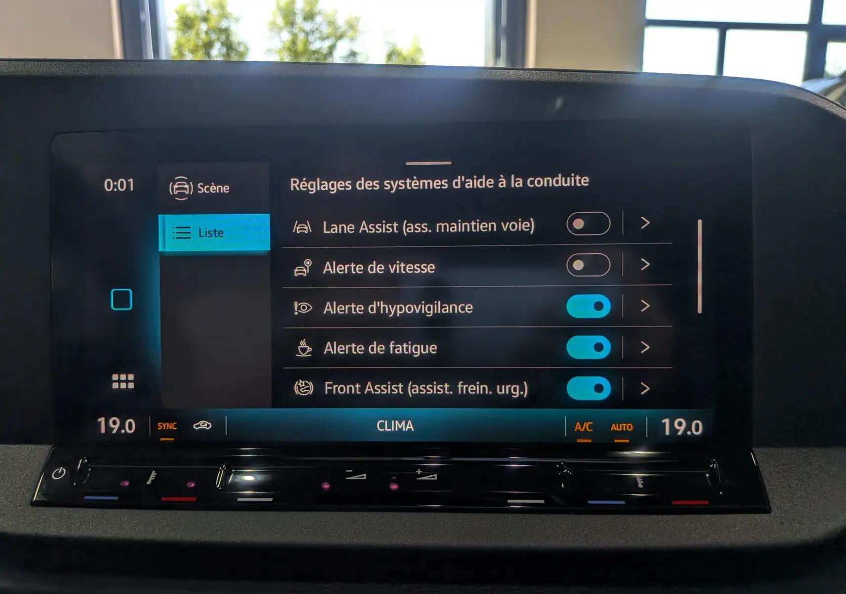 Écran tactile intérieur du Volkswagen Caddy 2025 affichant les réglages des aides à la conduite avec interface en français.