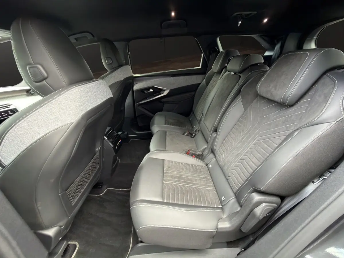 Vue latérale intérieure des sièges arrière en Alcantara gris foncé du Peugeot 5008 2025 version hybride GT.