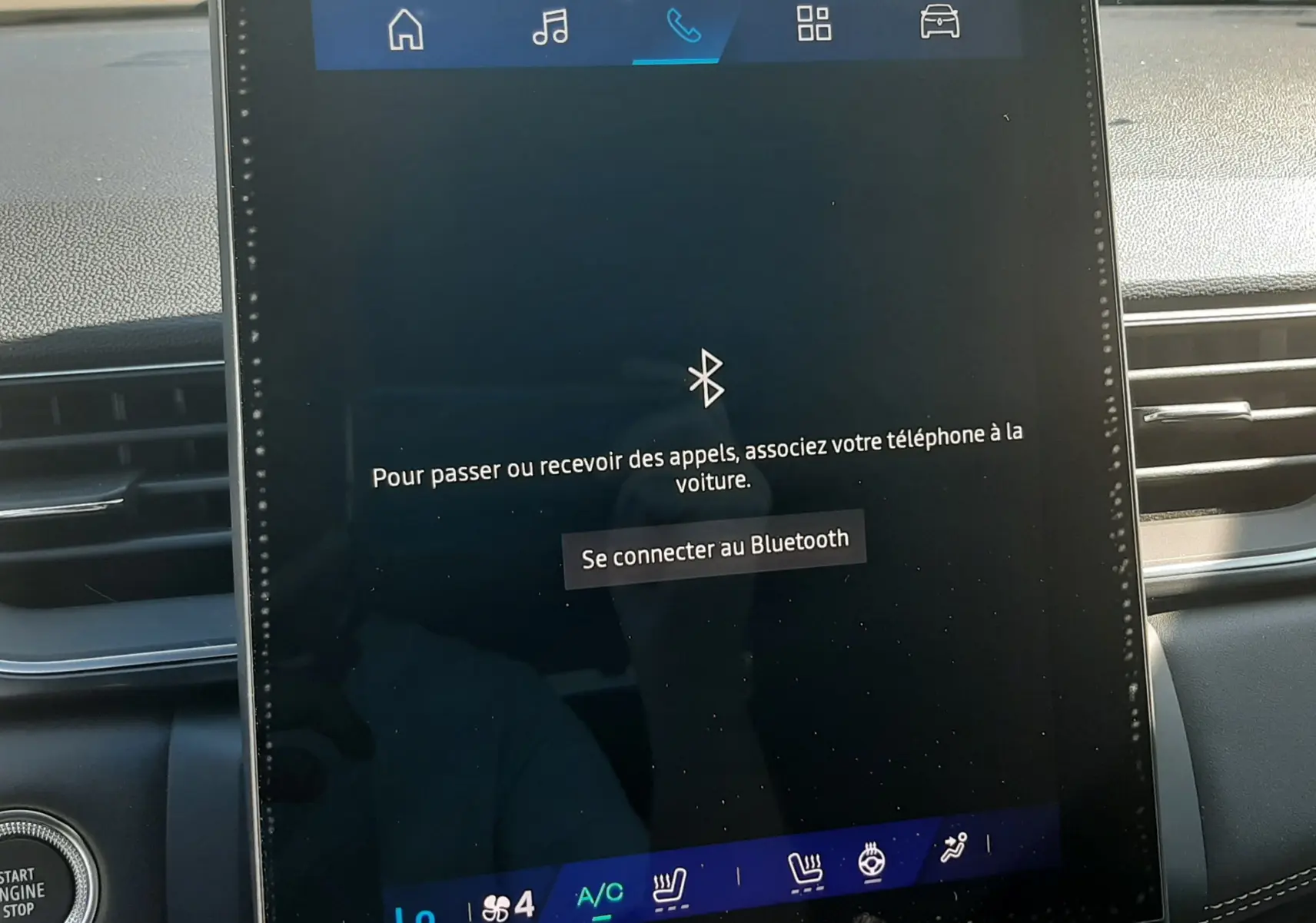 Écran tactile central du tableau de bord de la Renault Symbioz gris cassiopée, affichant la connexion Bluetooth.