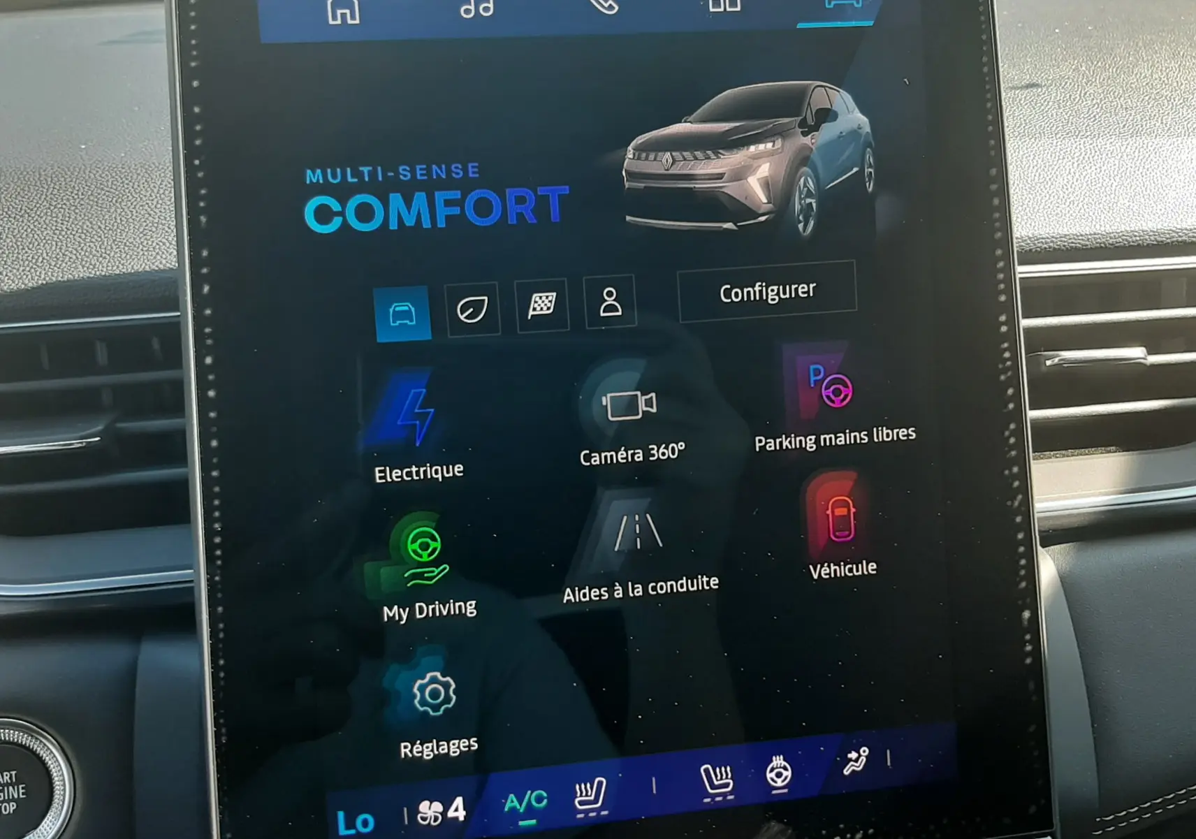 Écran tactile central du Renault Symbioz 2025 affichant le mode Confort et options de conduite, intérieur noir.