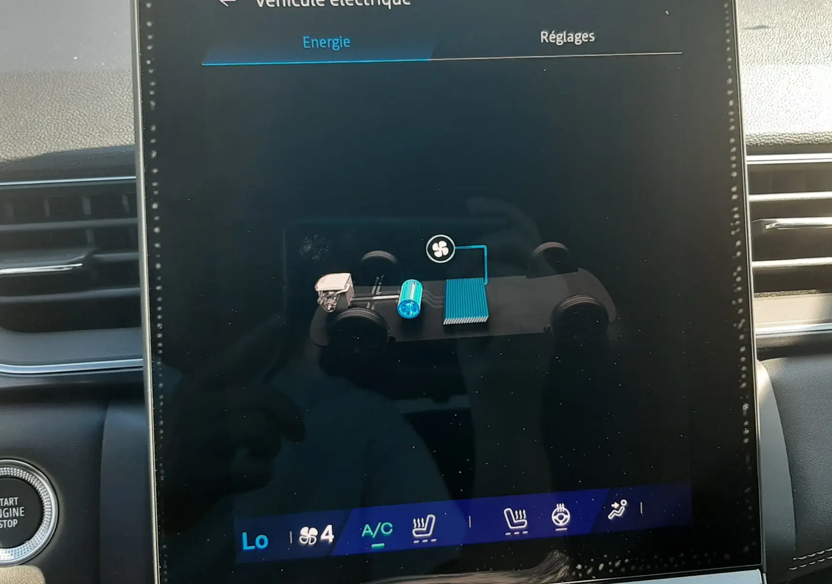 Écran tactile central du tableau de bord du Renault Symbioz 2025 montrant l'interface énergie du système hybride.