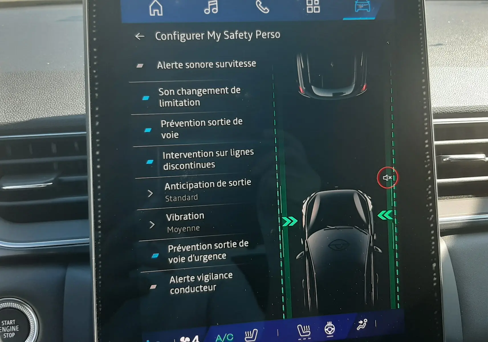 Écran tactile central du Renault Symbioz 2025 affichant les options de sécurité et la climatisation en intérieur noir.