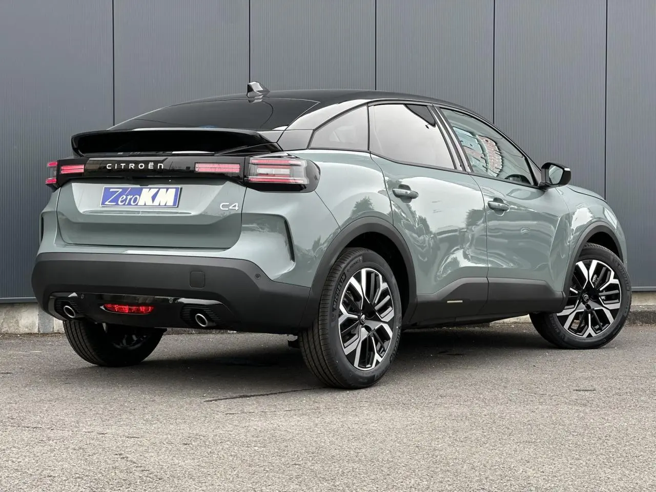 Citroën C4 Manhattan Green vue 3/4 arrière droit avec toit noir et jantes alliage 18 pouces diamantées