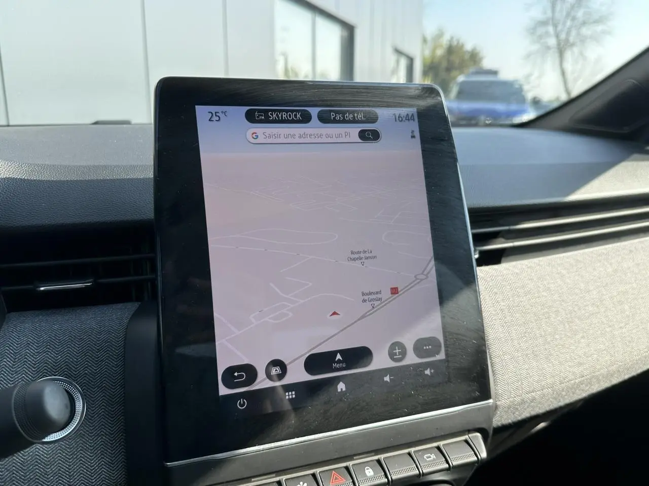 Écran tactile multimédia 9,3 pouces affichant la navigation dans l'habitacle d'une Renault Clio 2025.