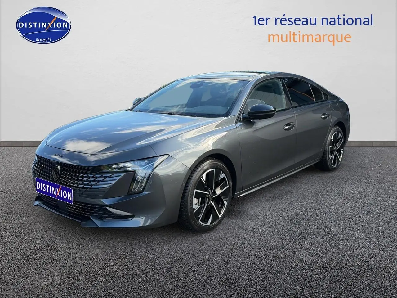 Peugeot 508 Hybrid gris titane en 3/4 avant droit, avec calandre noire et jantes alliage distinctives.