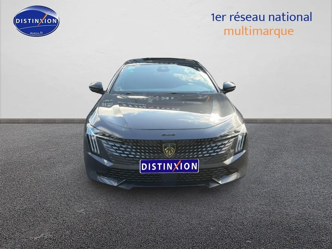 Peugeot 508 Hybrid gris titane vue de face avec calandre noire et phares LED distinctifs.