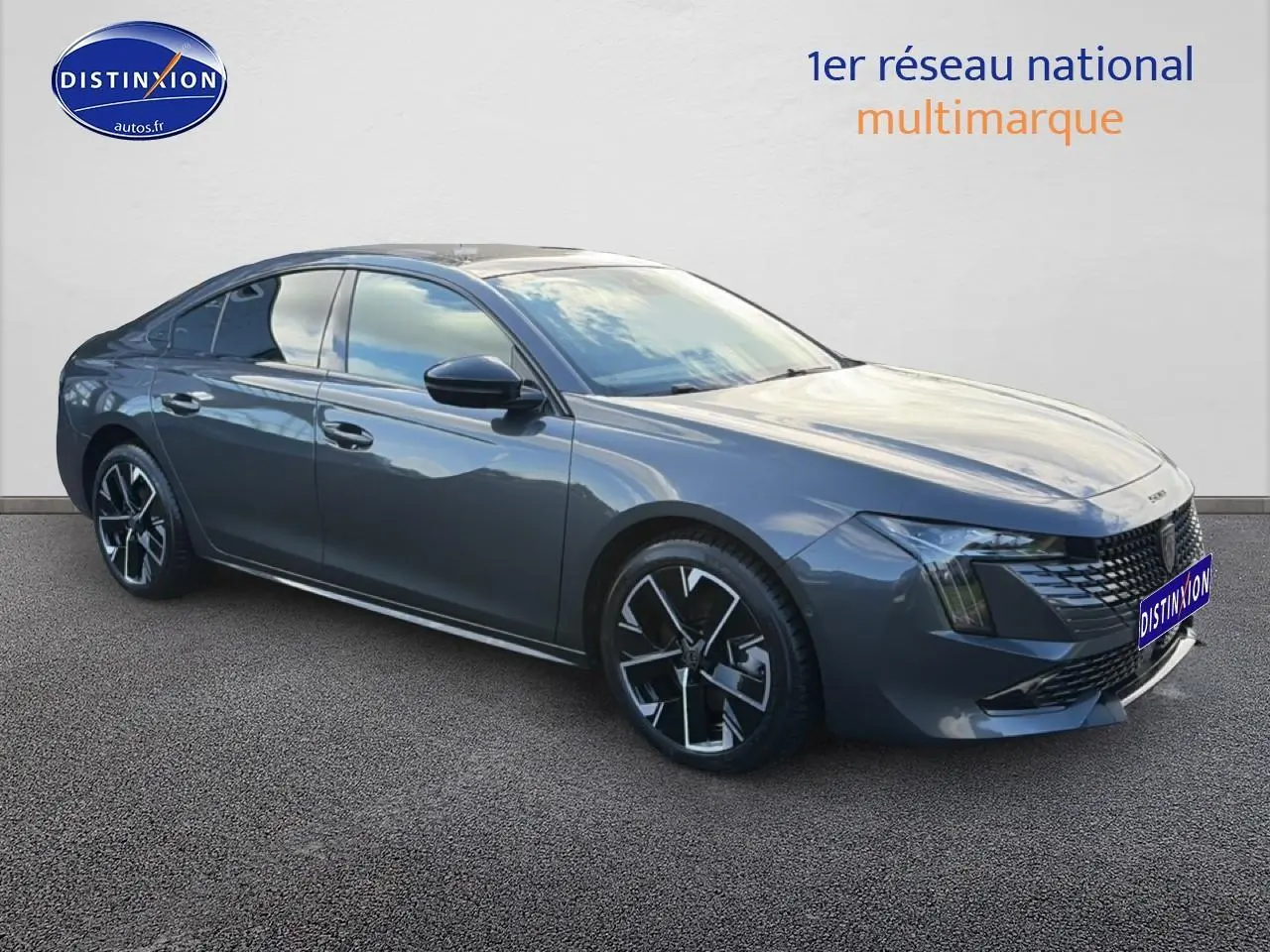 Peugeot 508 Hybrid gris titane vue 3/4 avant droit avec jantes alu et calandre chromée.