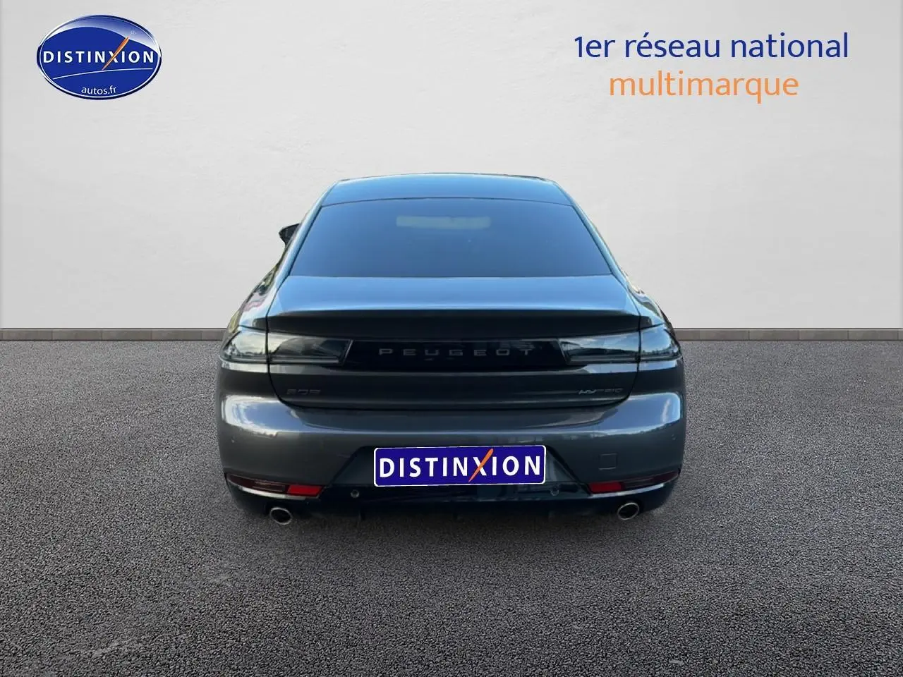 Vue arrière d'une Peugeot 508 Hybrid gris titane avec feux arrière LED et double sortie d'échappement.