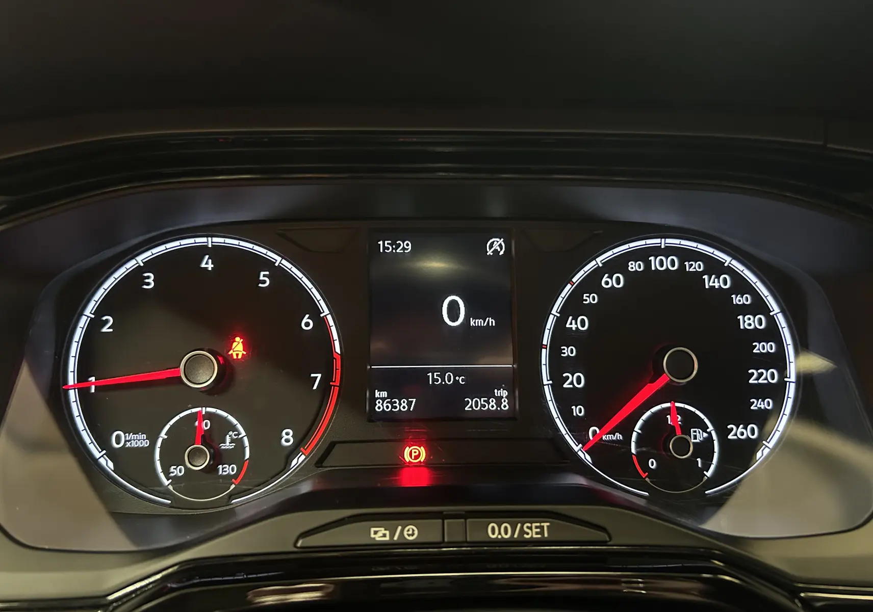 Tableau de bord de Volkswagen Polo gris 2018, vue frontale centrée sur compteurs et affichage digital.