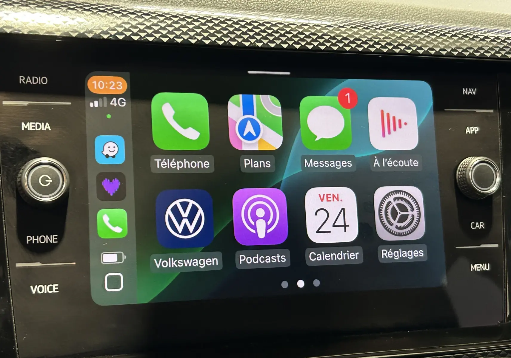 Écran tactile central du Volkswagen Polo 2018 affichant Apple CarPlay avec icônes colorées et commandes autour.