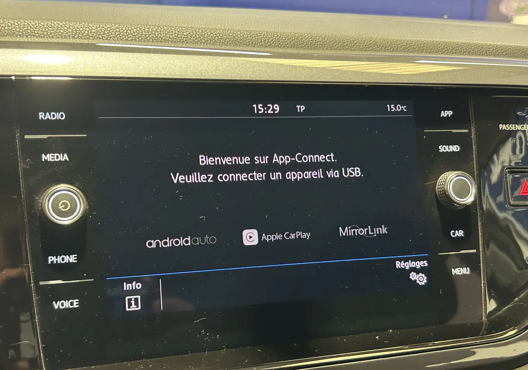 Écran tactile central de la Volkswagen Polo 2018 affichant l'interface App-Connect avec options Android Auto et Apple CarPlay.