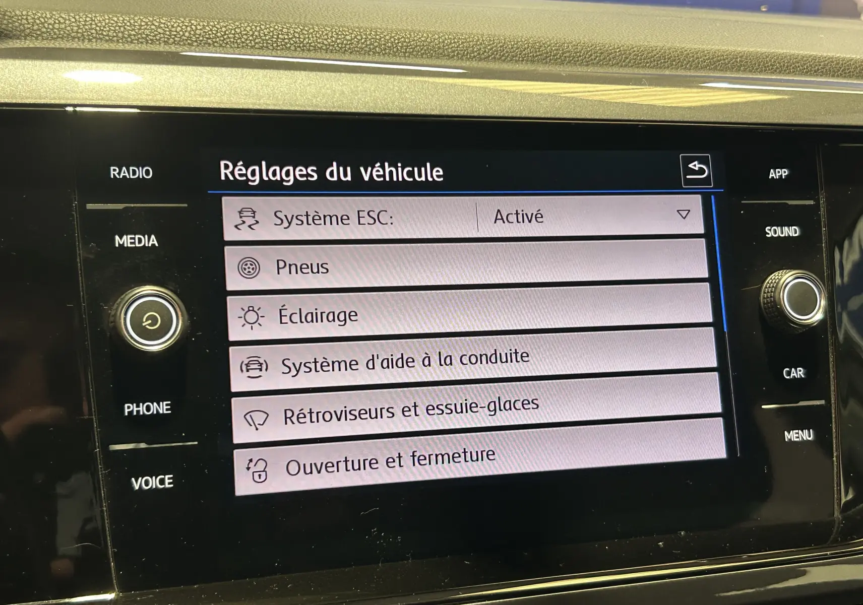 Écran tactile du système multimédia Volkswagen Polo 2018 affichant les réglages du véhicule en mode français.