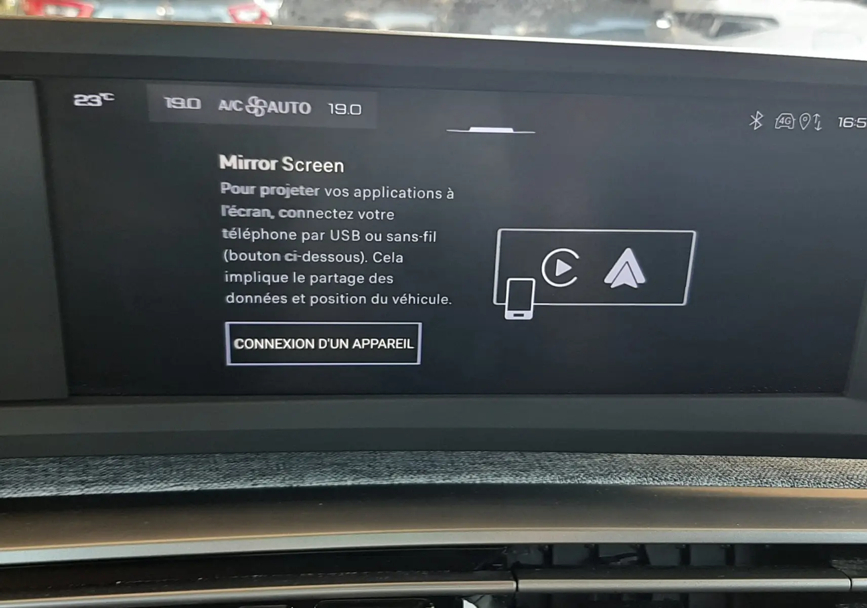 Écran central et console de la Peugeot 5008 Hybrid 2025, affichant l'interface Mirror Screen et bouton start/stop.