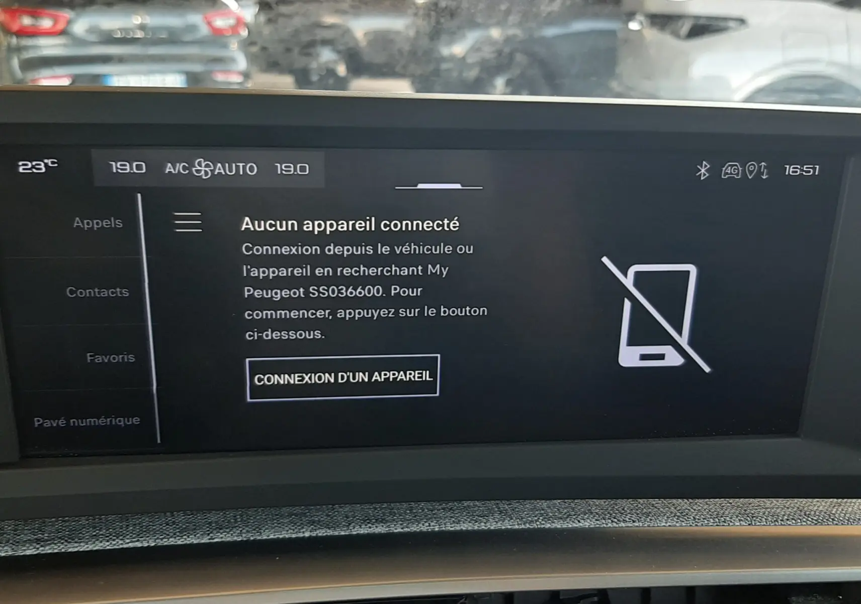 Vue intérieure du tableau de bord numérique du Peugeot 5008 Hybrid 2025, affichant l'écran de connexion d'appareil sans fil.