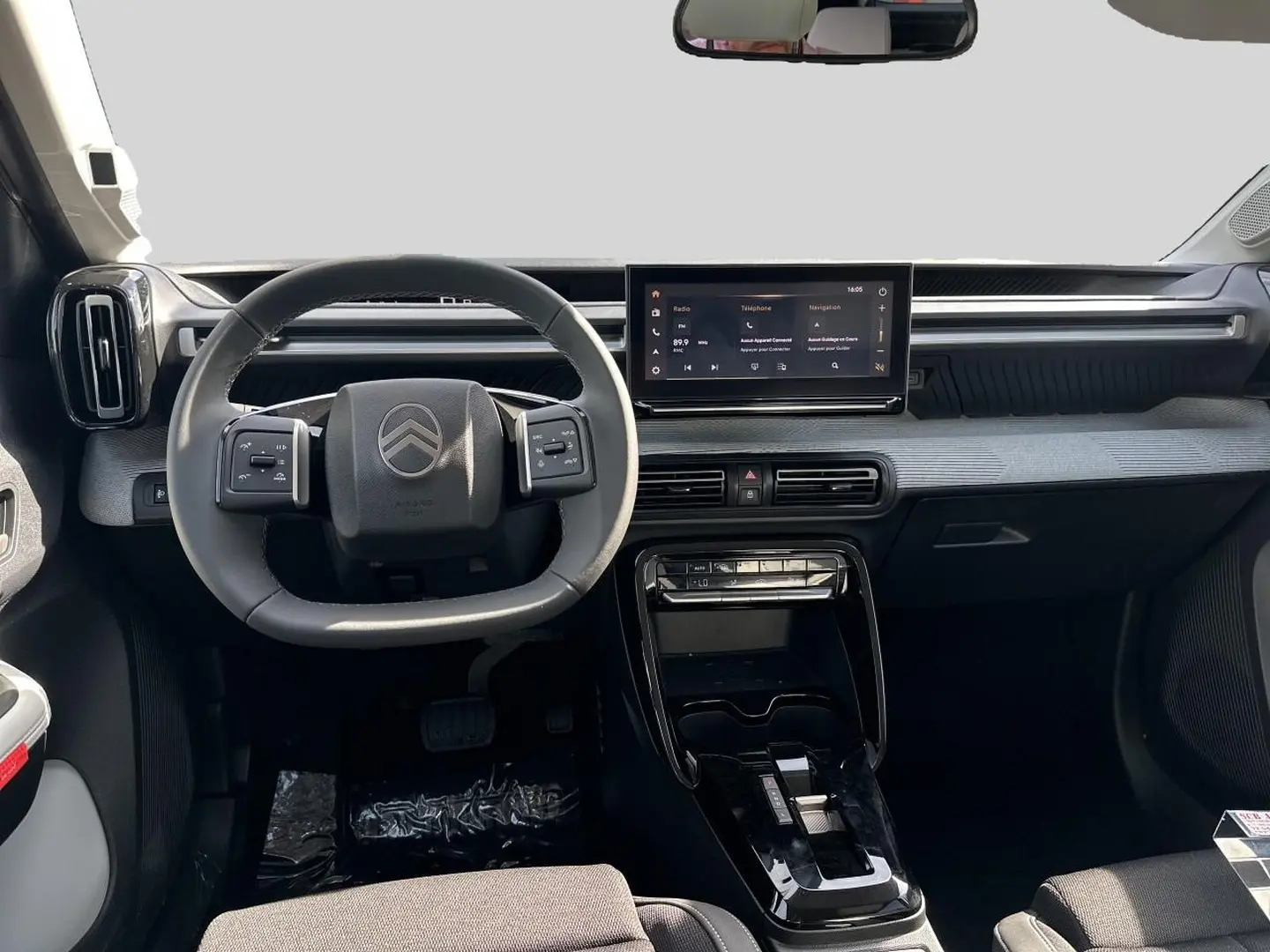 Vue intérieure avant du Citroën C3 Aircross blanc 2026, avec tableau de bord moderne et écran tactile central.
