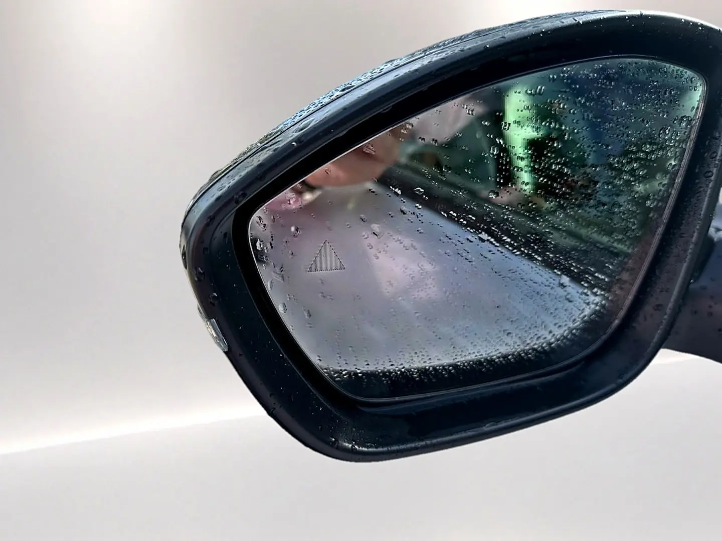 Rétroviseur extérieur droit noir de Citroën C3 Aircross blanc 2026 avec gouttes de pluie et triangle d'alerte angle mort.