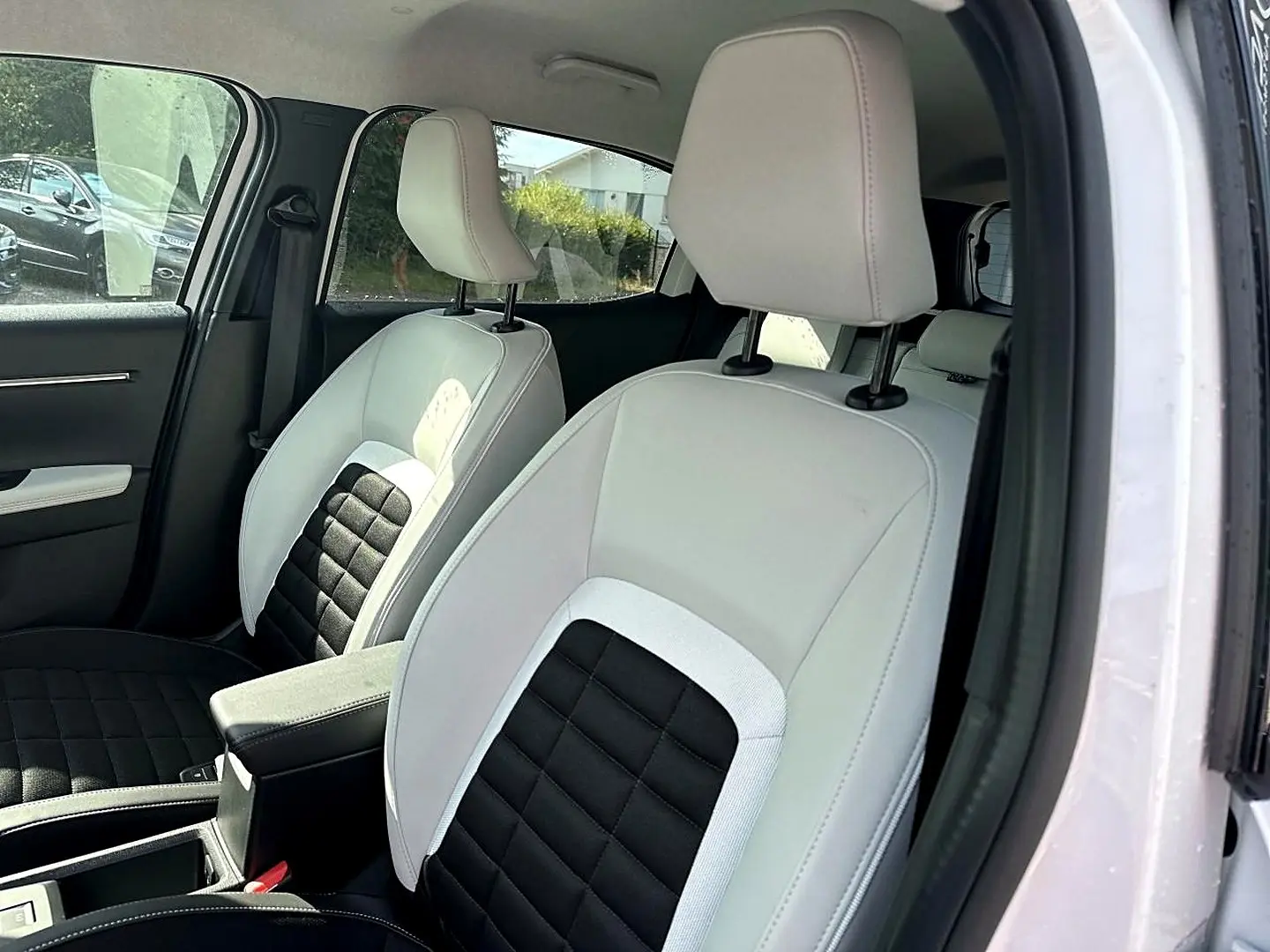 Vue intérieure côté droit montrant les sièges avant bicolores blanc et noir du Citroën C3 Aircross blanc 2026.