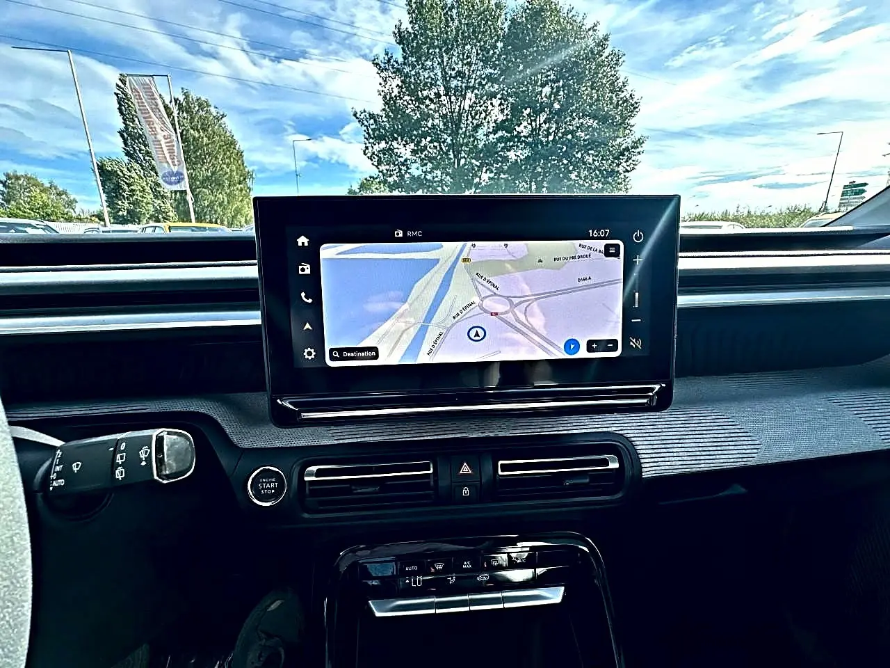 Vue intérieure du tableau de bord du Citroën C3 Aircross 2026 avec écran tactile GPS et commandes centrales noires.