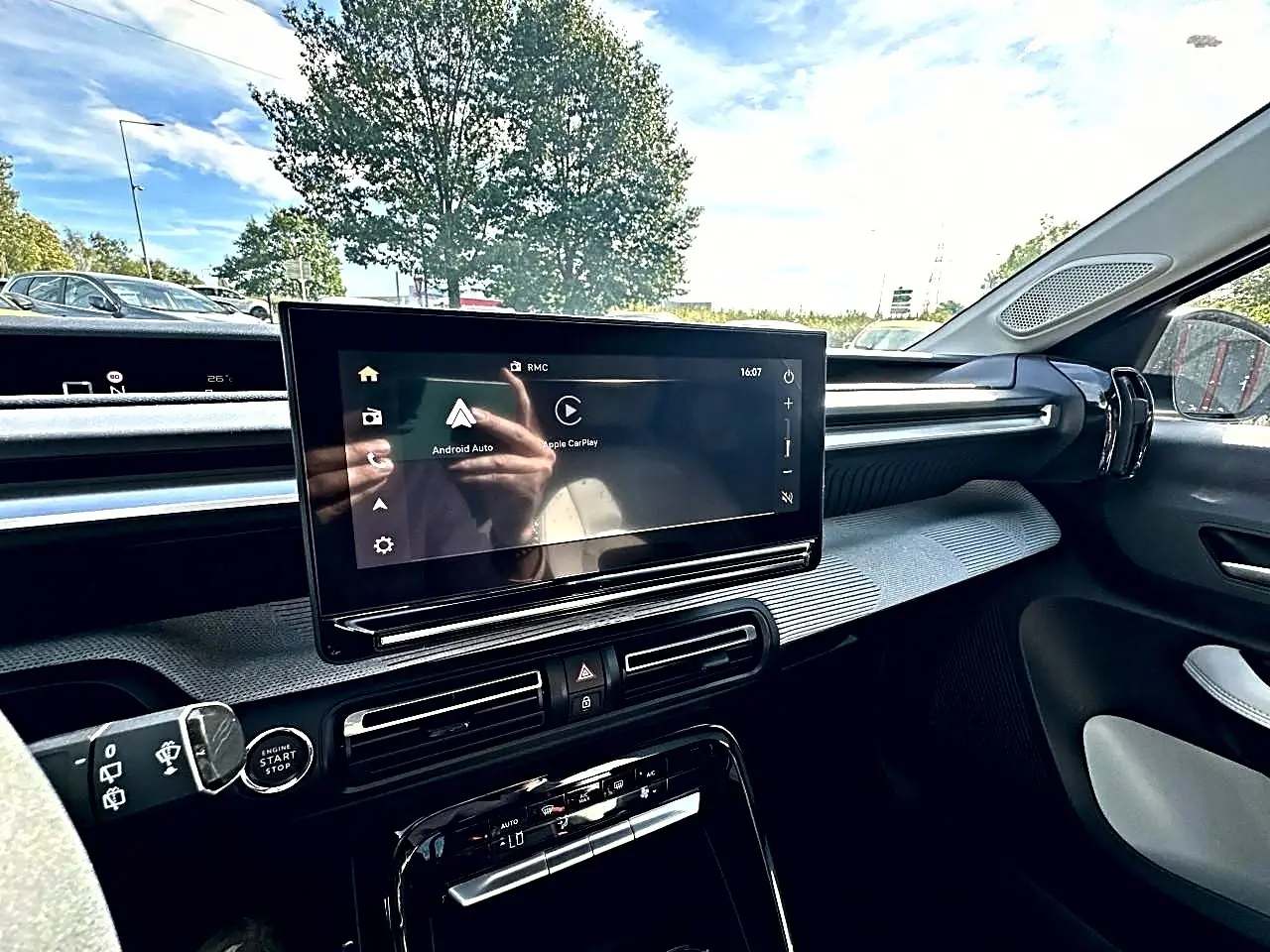 Intérieur avant droit de la Citroën C3 Aircross blanc, avec écran tactile central et tableau de bord moderne.