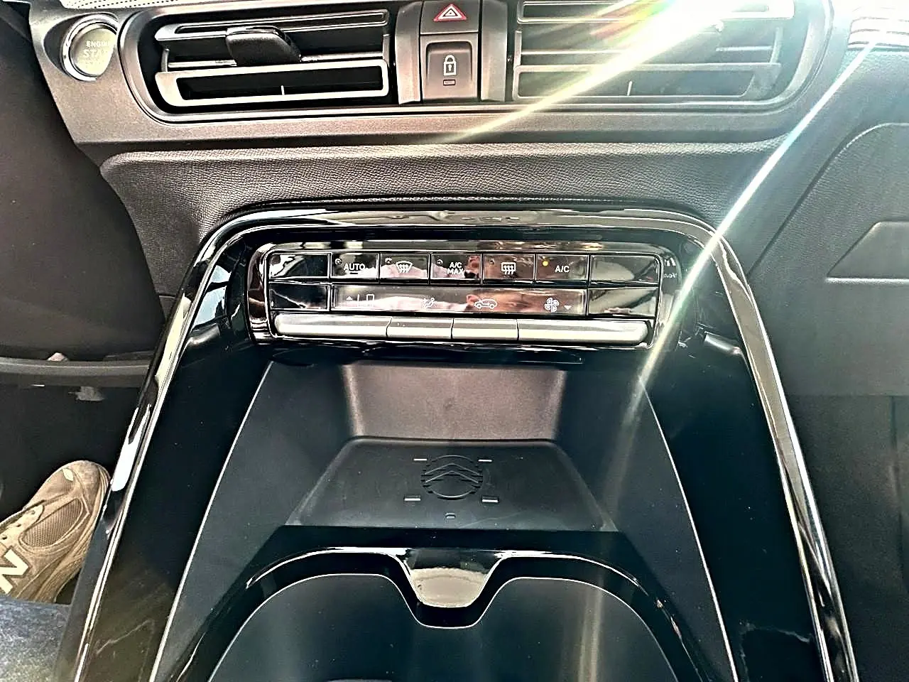 Vue rapprochée de la console centrale noire du Citroën C3 Aircross 2026 avec commandes climatisation et bouton start.
