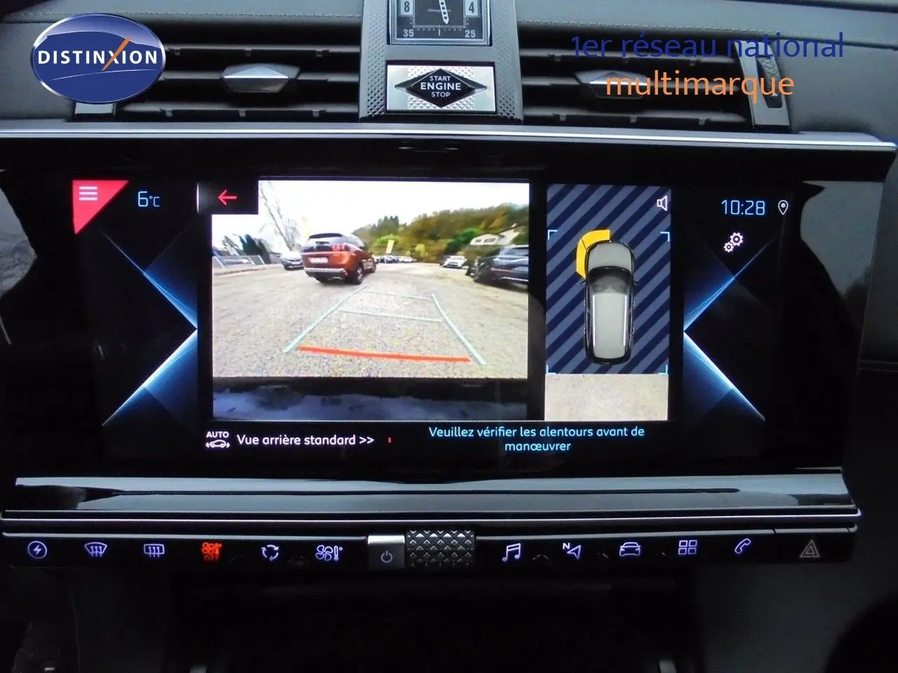 Écran tactile du DS7 Crossback noir perle métal montrant la caméra de recul et l'aide au stationnement en intérieur.