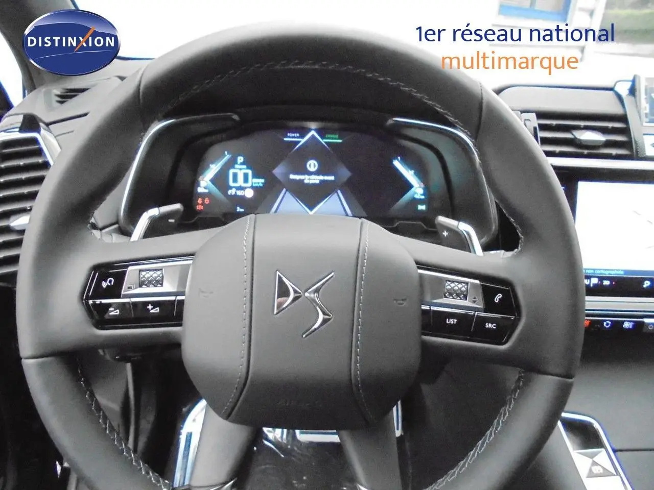 Volant en cuir noir avec logo DS au centre, tableau de bord numérique et écran tactile du DS7 Crossback E-TENSE 2021.