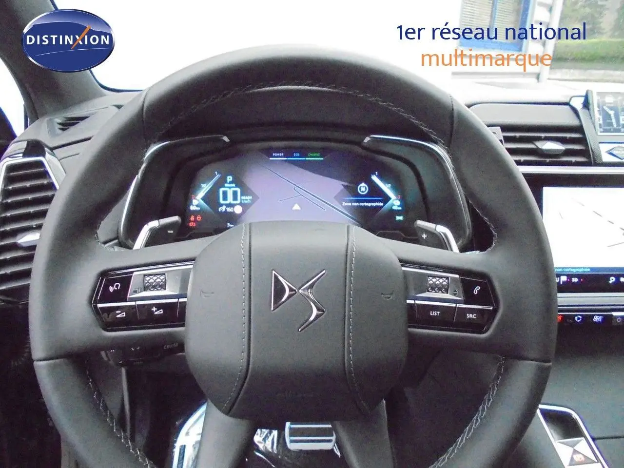 Volant en cuir noir avec logo DS au centre, tableau de bord numérique et écran tactile du DS7 Crossback E-TENSE 2021.