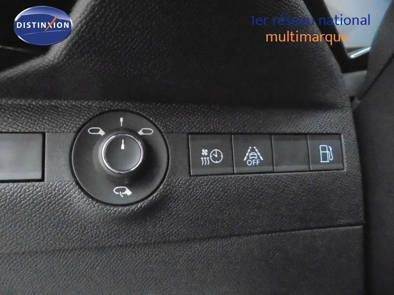 Bouton de réglage des rétroviseurs avec commandes d'assistance et indicateur de carburant dans un DS7 Crossback noir perle métal.