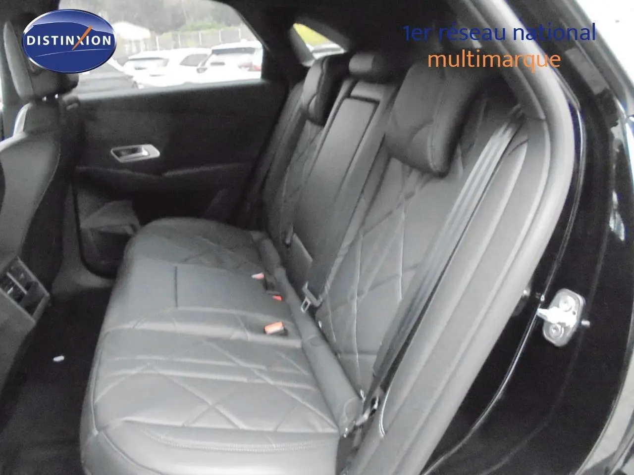 Vue intérieure côté droit des sièges arrière en cuir noir matelassé du DS7 Crossback E-TENSE 2021 noir perle métal.