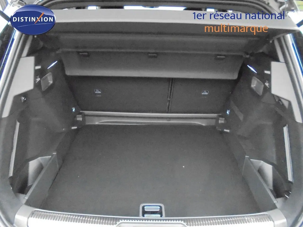 Coffre ouvert du DS7 Crossback E-TENSE noir perle métal, vue arrière montrant un espace de chargement spacieux et bien fini.