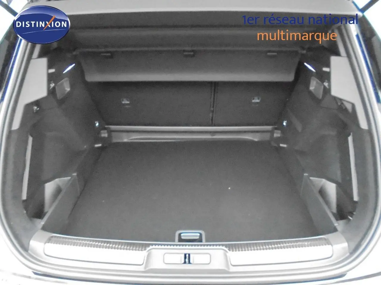 Coffre ouvert du DS7 Crossback noir perle métal, montrant un espace de chargement propre et spacieux.