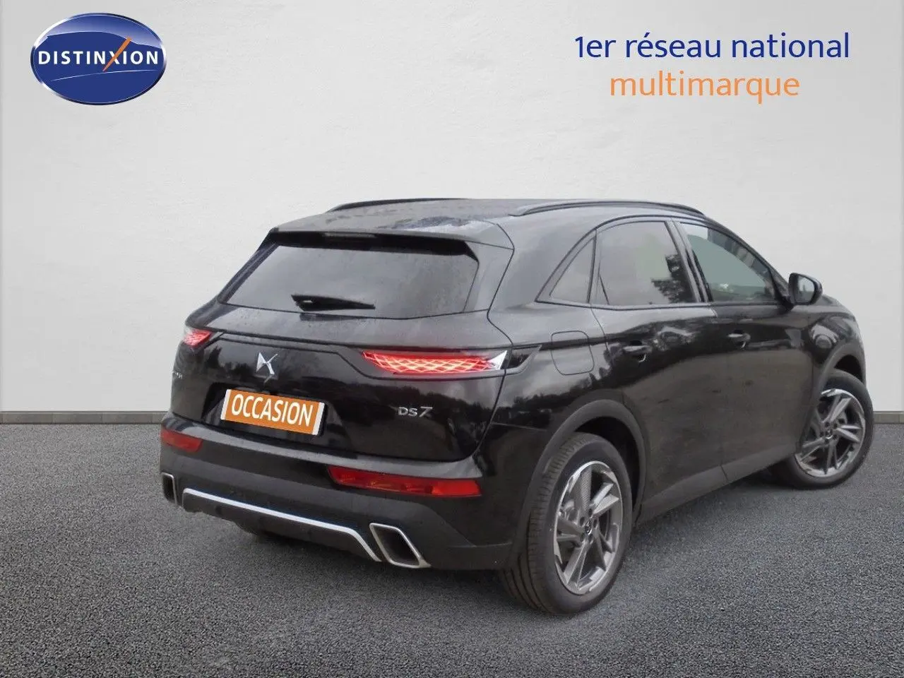 DS7 Crossback E-TENSE noir perle métal vu en 3/4 arrière droit, avec feux arrière allumés et jantes alliage.