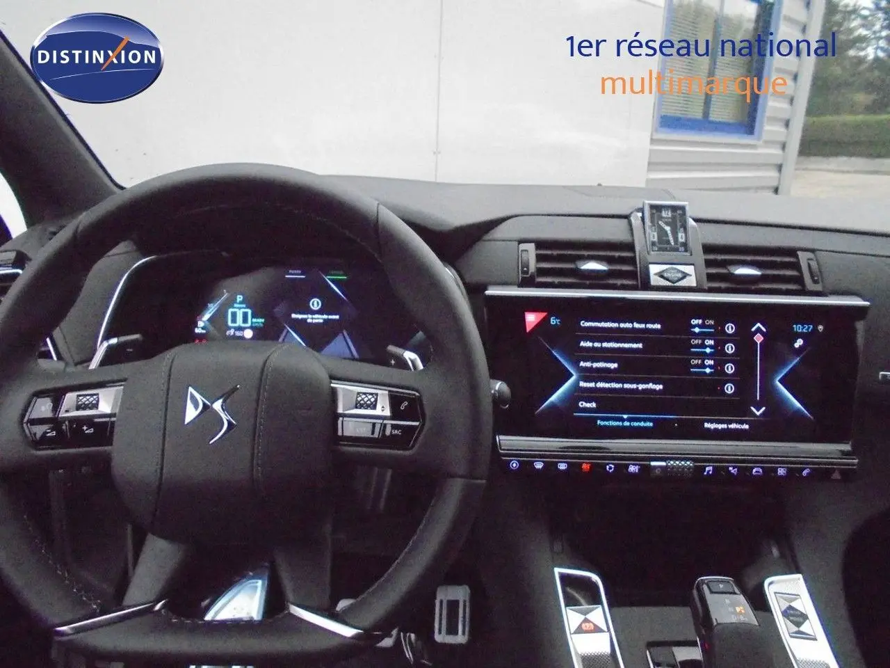 Intérieur du DS7 Crossback E-TENSE 2021, vue du tableau de bord avec volant compact et écran tactile central allumé.