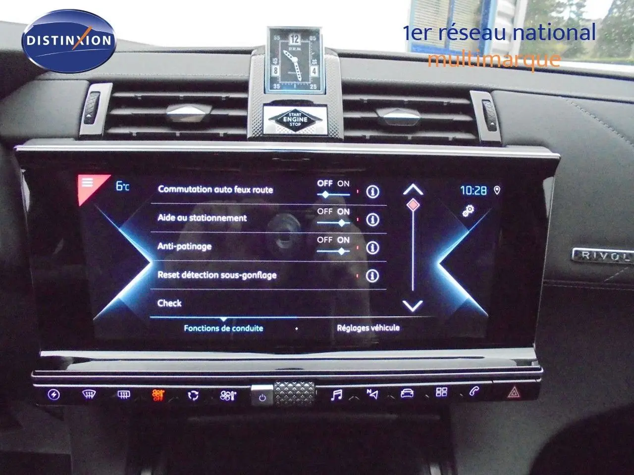 Tableau de bord du DS7 Crossback noir perle métal, vue frontale centrée sur l'écran tactile et horloge digitale.